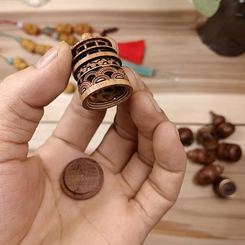 Wood Hollow Carved Aromatherap - огляд і ціна Diffuser Necklace Locket